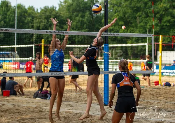 Beachvolleybal – sportfotografie door Fotografie Jordi