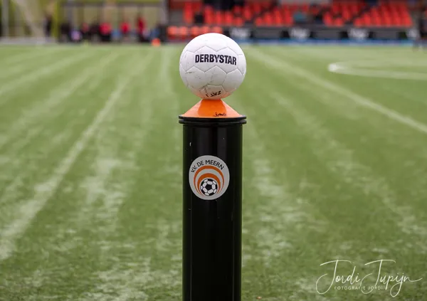 vv de Meern - FC De Bilt (0-4) – foto 1 van 19