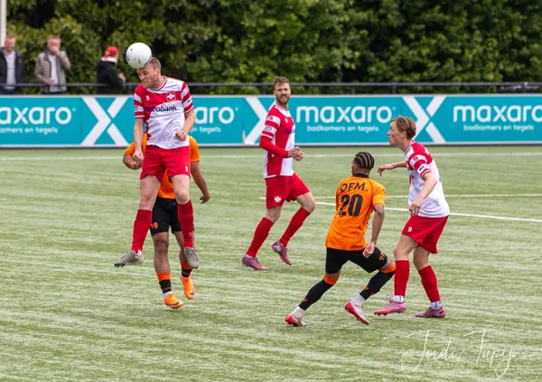 vv de Meern - FC De Bilt (0-4) – foto 3 van 19