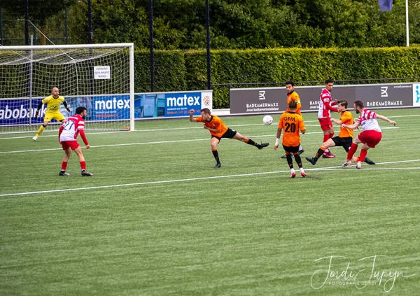 vv de Meern - FC De Bilt (0-4) – foto 5 van 19