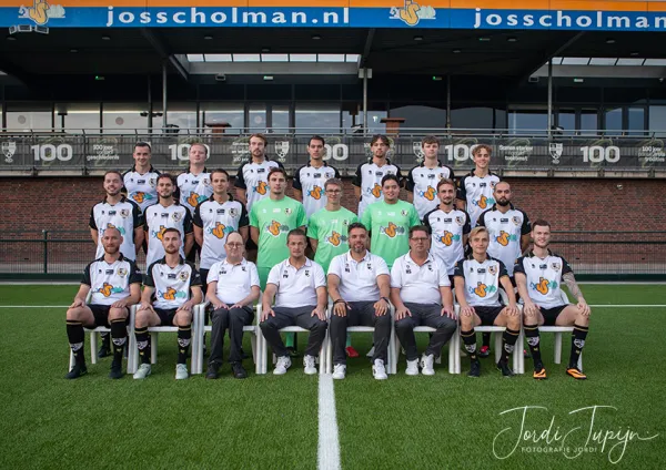 Teamfoto seizoen 2026-2027 – sportfotografie door Fotografie Jordi
